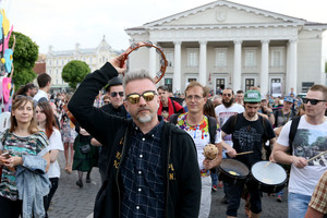 Vilniuje karaliauja Gatvės muzikos diena: šimtai atlikėjų ir ypatingas Andriaus Mamontovo aukcionas