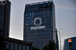 Minint mirusiųjų nuo AIDS dieną Vilniaus savivaldybė pasipuošė kaspinu