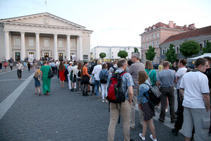 Muziejų nakties rekordas – Vilniaus Rotušės aikštę apraizgė neįtikėtino ilgumo žmonių eilė