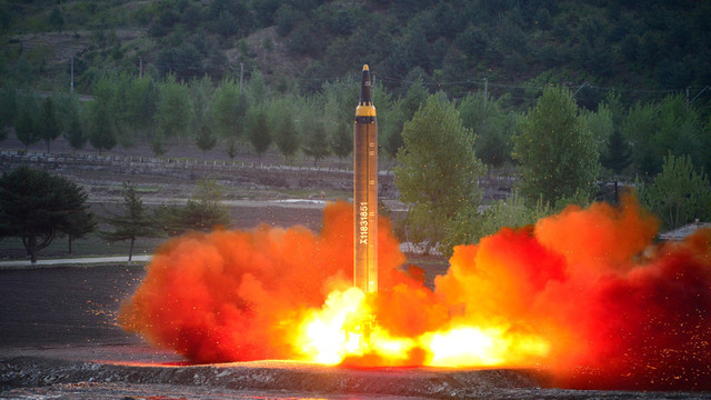 Šiaurės korėja nusiteikusi karingai – paleido dar vieną raketą