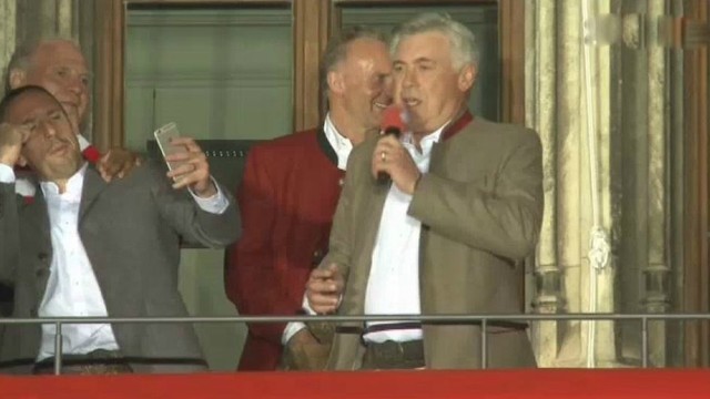 Vokietijos čempionų „Bayern“ strategas tūkstantinei aistruolių miniai užtraukė ariją