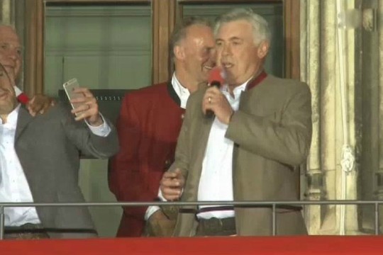 Vokietijos čempionų „Bayern“ strategas tūkstantinei aistruolių miniai užtraukė ariją