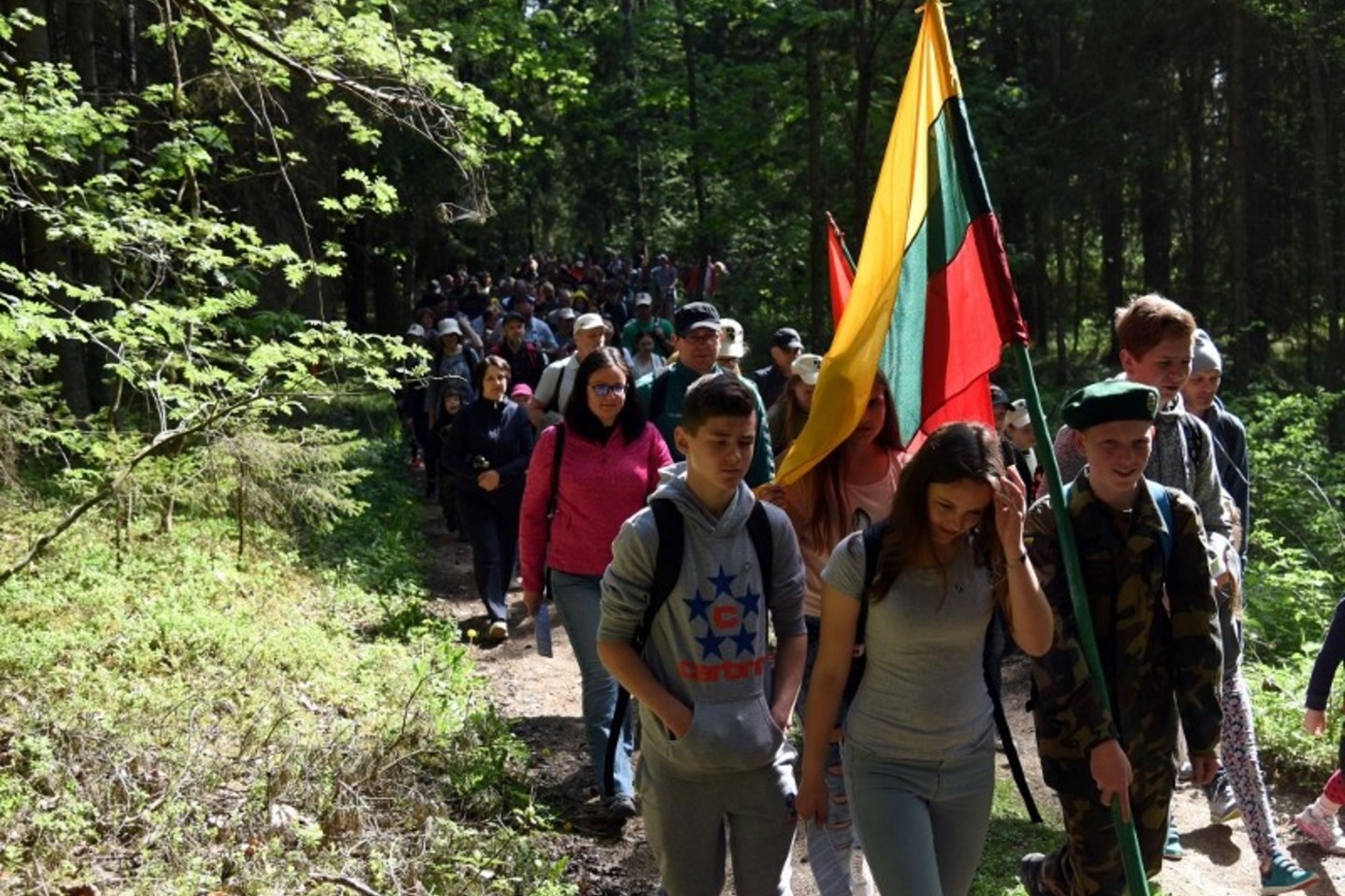Gegužės 21-osios rytą daugiau kaip 300 žmonių būrys Šimonių girioje susirinko įamžinti partizanų žygdarbius ir pradėjo pėsčiųjų žygį „Algimanto apygardos partizanų takais“.