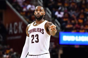Jau ir taip piktas LeBronas Jamesas susidūrė su kandžiu sirgaliumi