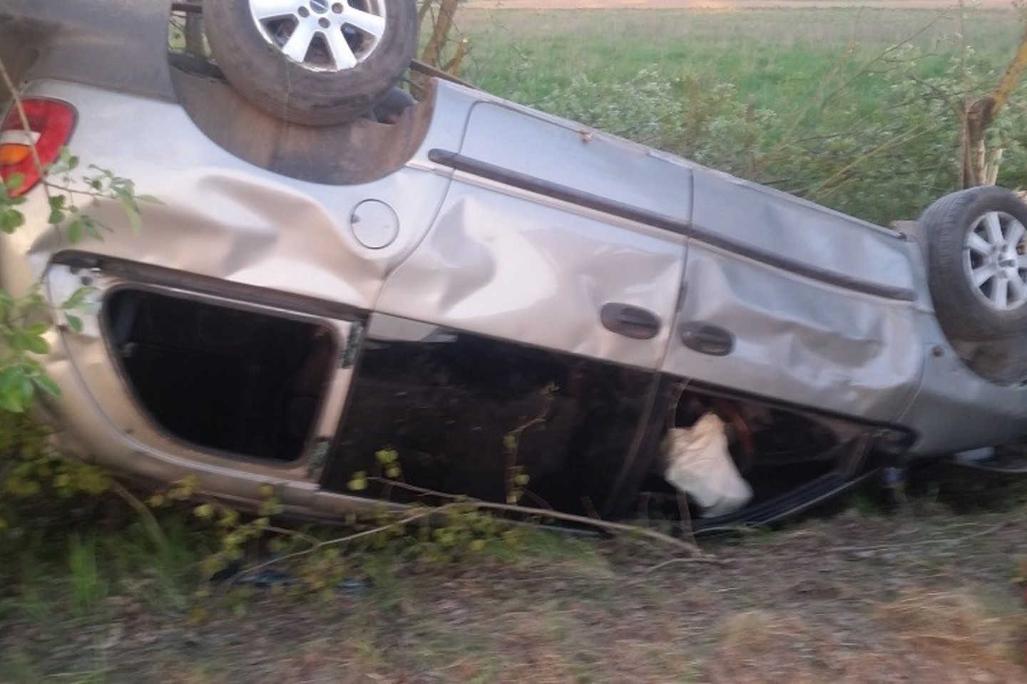 Muštynes sukėlęs neblaivus vairuotojas apvirto griovyje.
