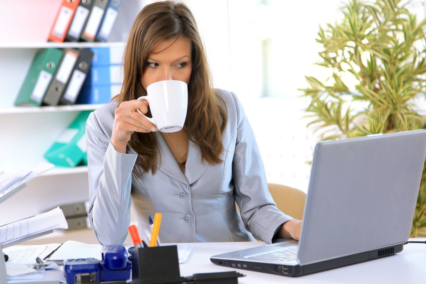  Kavos gėrimas ir nereguliarus maitinimasis gali turėti neigiamą poveikį sveikatai.<br> 123rf.com nuotr.
