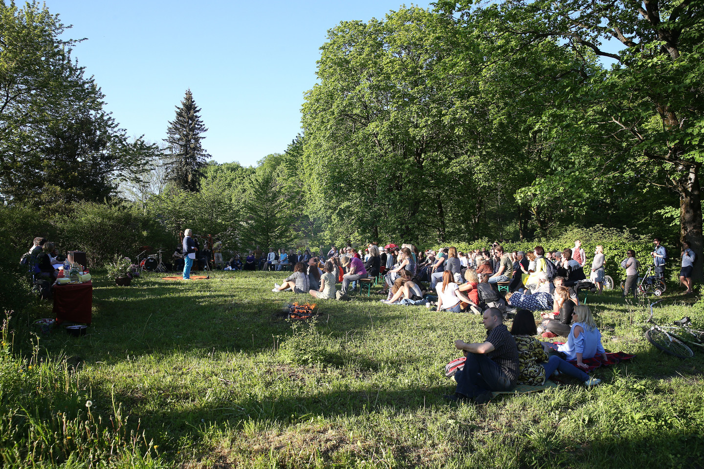 Sekmadienį sostinės Vingio parke įsikūrusiame VU botanikos sode įvyko skaitymai prie laužo.<br>R.Danisevičiaus nuotr.