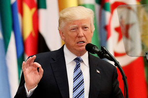 Donaldas Trumpas ragina Artimųjų Rytų valstybes išrauti su šaknimis „islamo ekstremizmą“