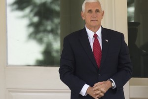 JAV universiteto studentai boikotavo viceprezidento Mike'o Pence'o kalbą