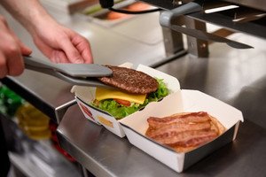 „McDonald’s“ viliotinis – daugiau darbuotojų ir dar kai kas