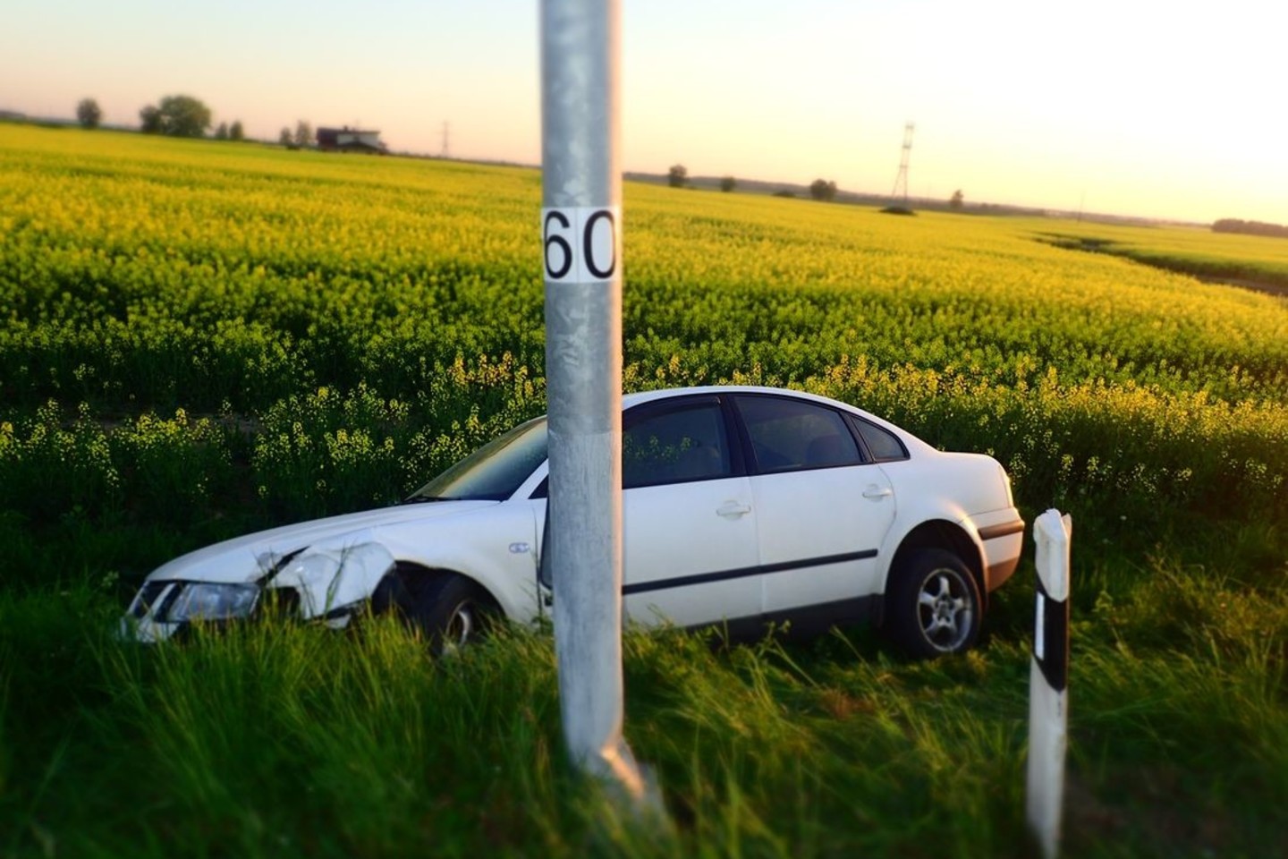 Girto vairuotojo automobilis trenkėsi į stulpą.