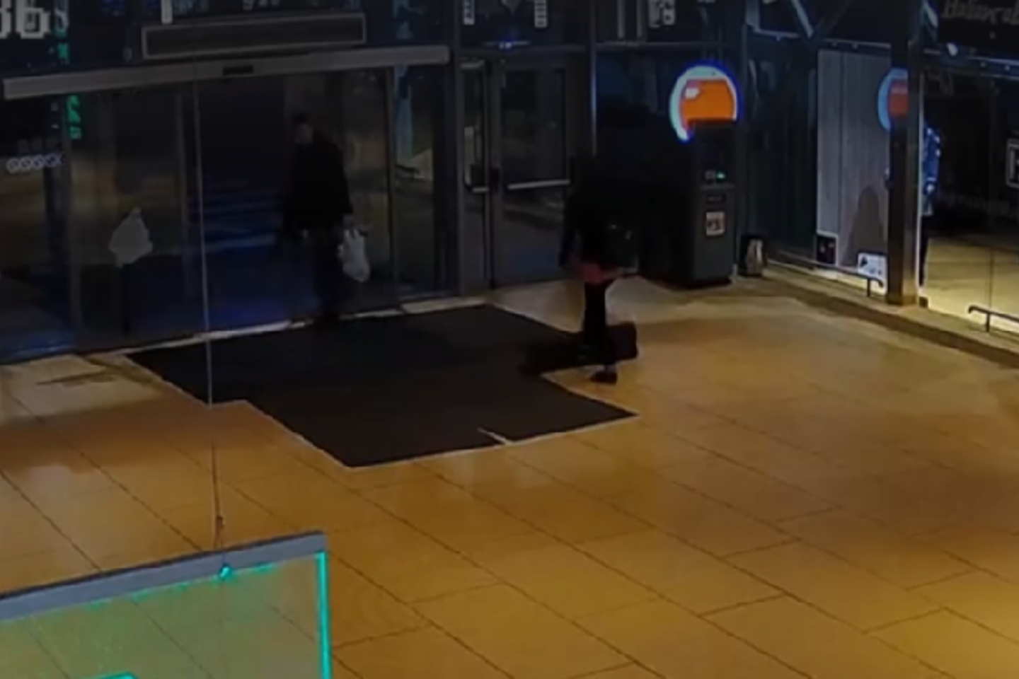 Kilimėlį iš prekybos centro pavogusios merginos pokšto pareigūnai nesuprato.