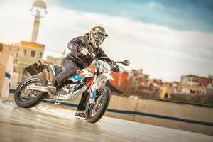  Elektriniai motociklai suteikia efektingą būdą pasikrauti adrenalino tyloje