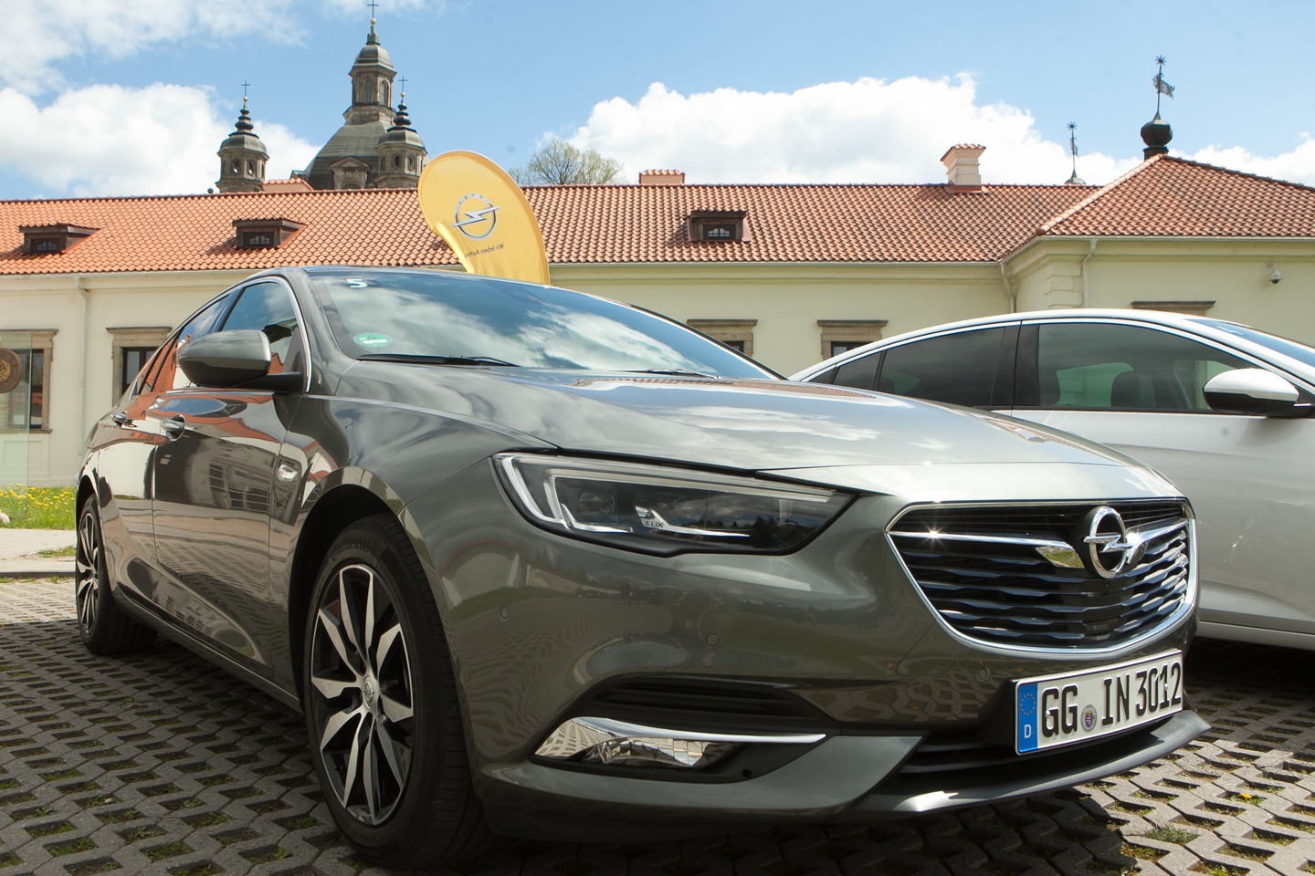 „Opel Insignia“ vėl bandys suvilioti pirkėjus, kurie iki šiol labiau žvalgėsi į „premium“ segmento modelius.<br>Organizatorių nuotr. 