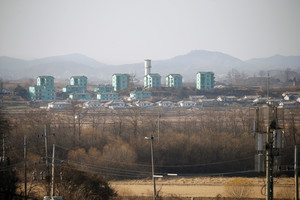 Pietų Korėja paleido įspėjamuosius šūvius į objektą, skriejusį iš Šiaurės Korėjos