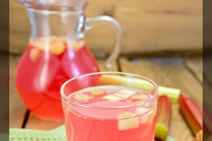 Gaivus rabarbarų gėrimas, kurio nesinori vadinti paprastu kompotu