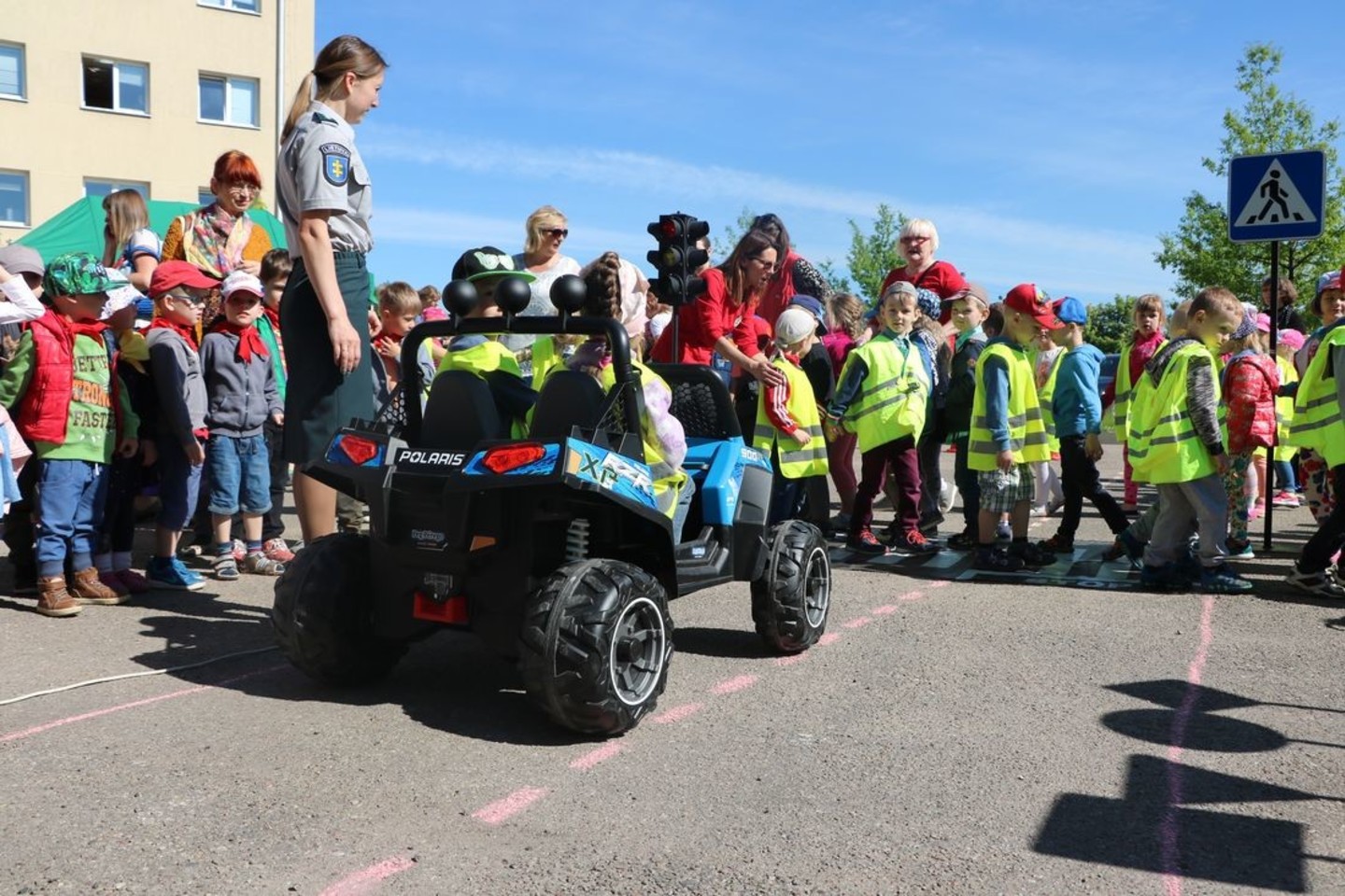 Svečiuose pas policijos pareigūnus - kone penki šimtai vaikų.