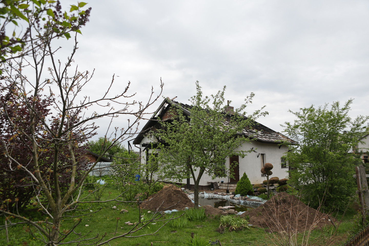  Šį namą Karmėlavoje mėginęs sudeginti vyras sunkiai sužeidė šūviais savo dukrą. Viena kulka tebėra įstrigusi stuburo srityje.<br> G.Bitvinsko nuotr.