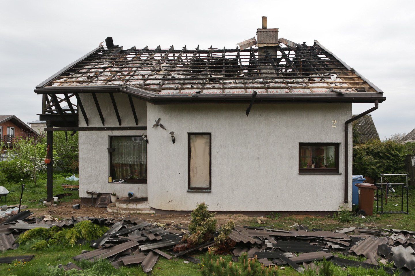  Šį namą Karmėlavoje mėginęs sudeginti vyras sunkiai sužeidė šūviais savo dukrą. Viena kulka tebėra įstrigusi stuburo srityje.<br> G.Bitvinsko nuotr.