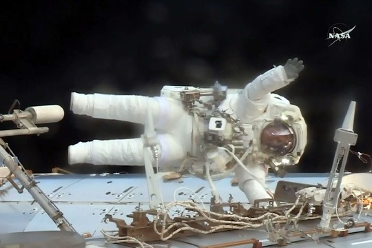 JAV astronautai „kritišką“ išėjimą į atvirą kosmosą baigė pergale