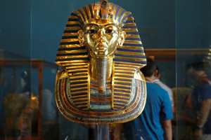 Faraono Tutanchamono lova ir vežimas perkelti į naują Kairo muziejų