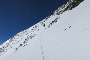 Stovykloje ant Everesto šlaitų rasti keturi mirę alpinistai