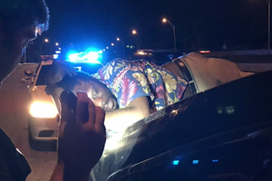 Per plauką nuo žūties: pora negalėjo patikėti išvydę, kas buvo ant jų automobilio