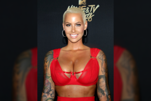 Amber Rose nepasikuklino: viešai pademonstravo triuką, kaip padidinti krūtinę