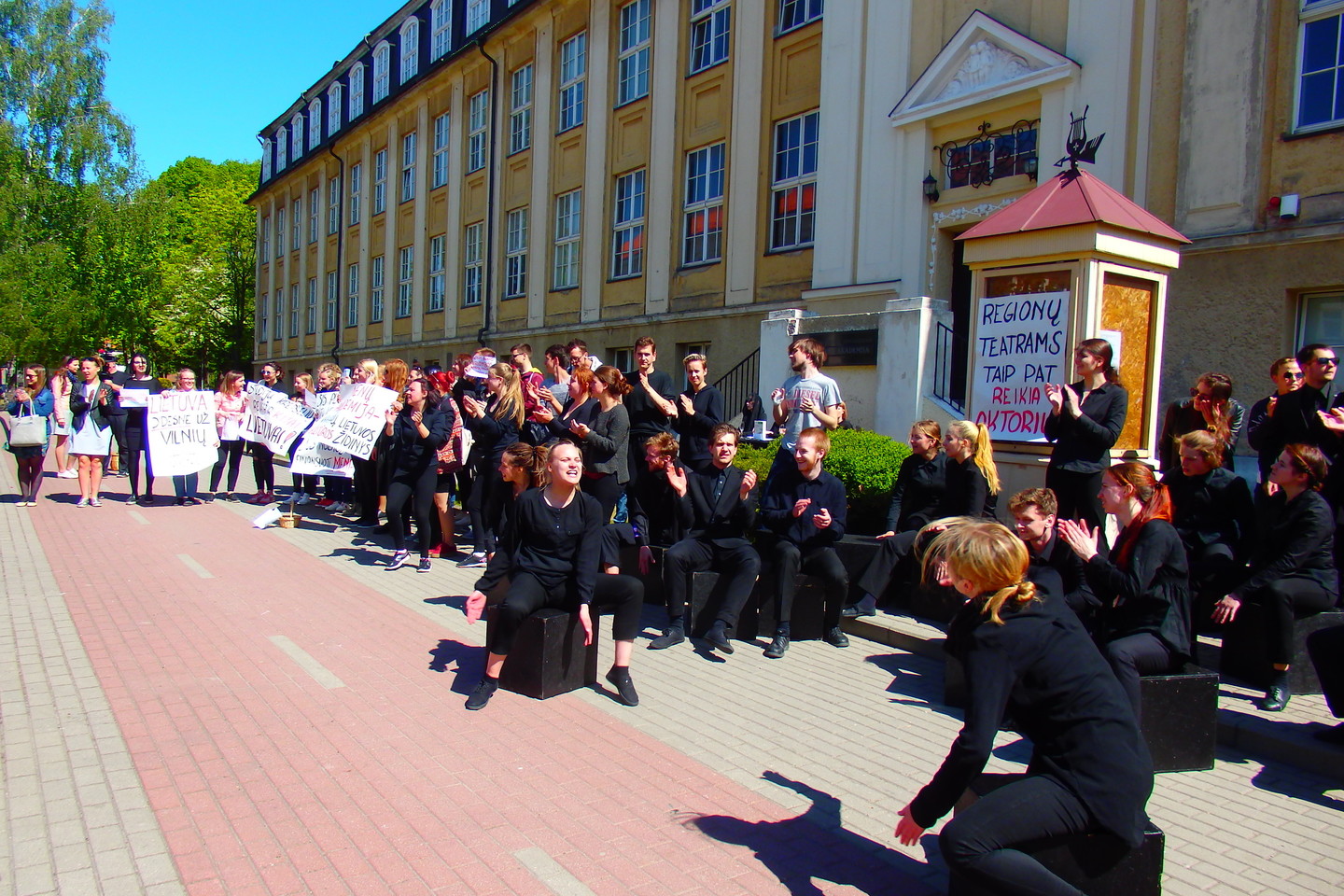 Prie Klaipėdos universiteto Menų akademijos į triukšmingą akciją susirinko apie pusšimtį studentų. <br>A.Pilaitienės nuotr.