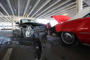 Kaune per avariją suniokotas brangus antikvarinis „Cadillac“