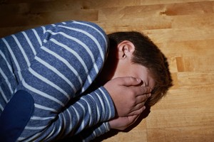 Specialistė įvardino, kokią žalą vaikams daro tėvų pamėgtas auklėjimo būdas