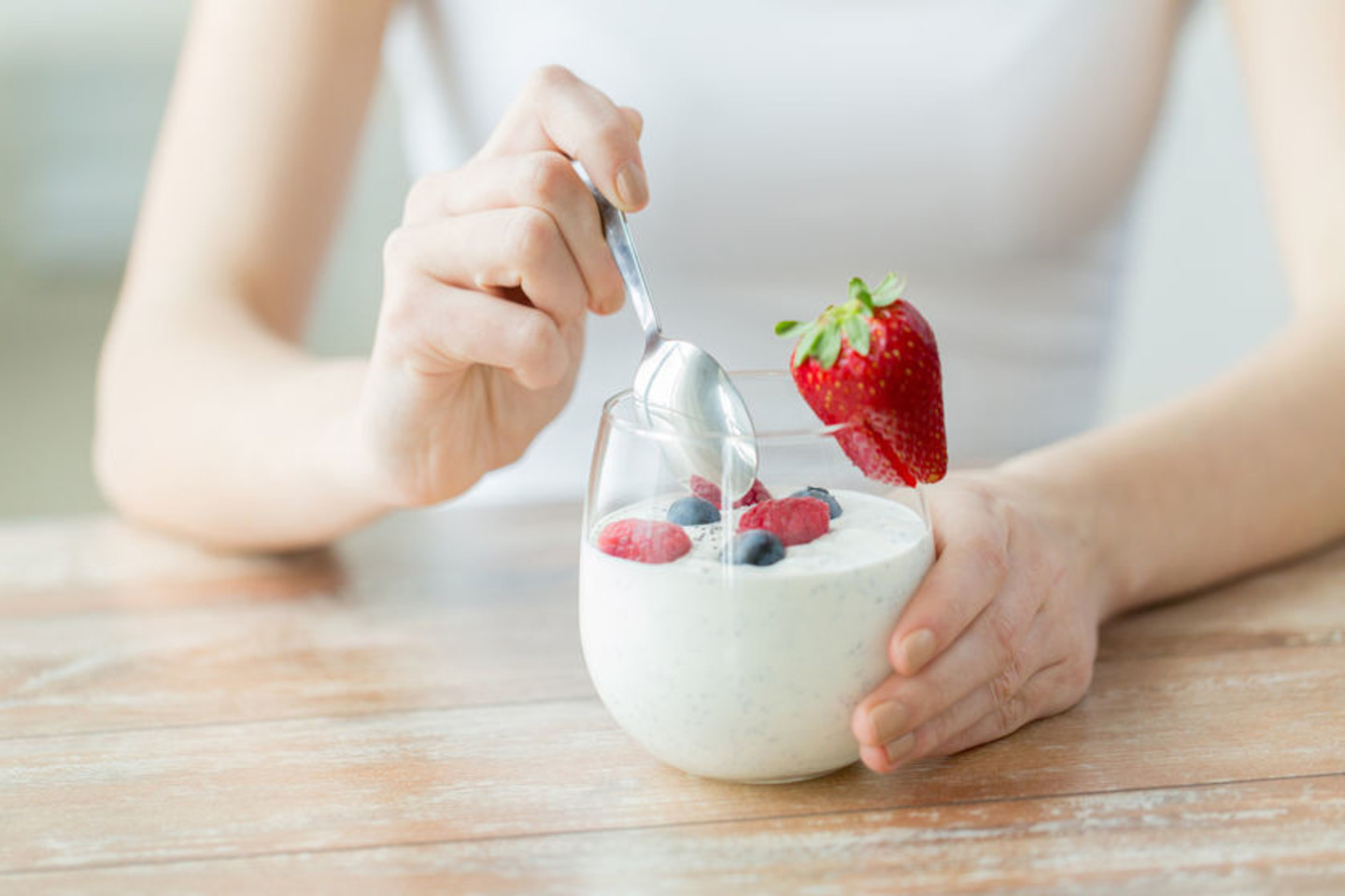  Yra daugybė puikių priežasčių kasdien suvalgyti bent po puodelį jogurto.<br> 123rf.com nuotr.