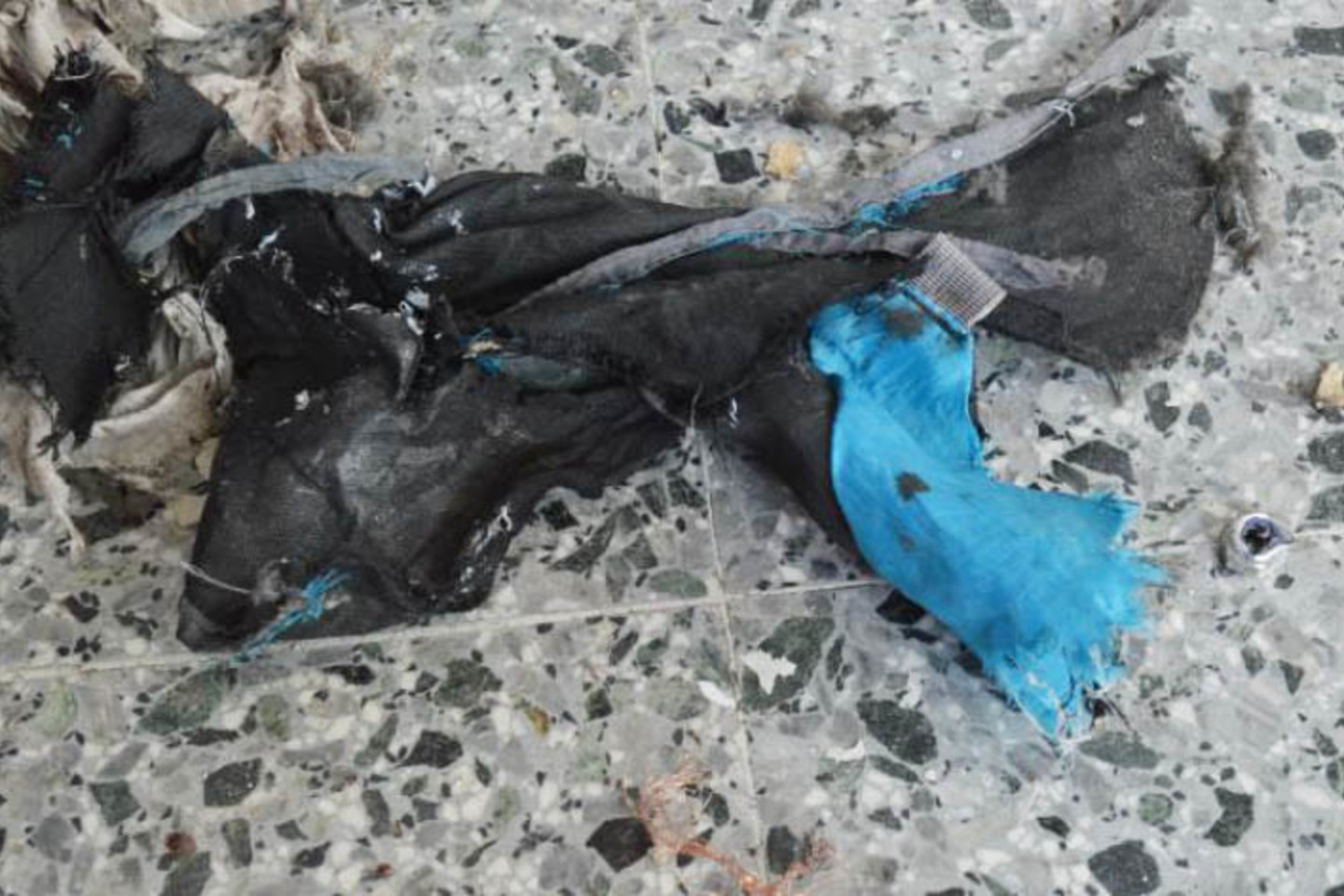 Įvykio vietoje nufotografuotų įvairių elementų pirminė analizė rodo, kad mirtininkas Salmanas Abedi detonavo „savadarbį sprogstamąjį užtaisą, pagamintą apgalvotai ir kruopščiai“.<br> AFP/Scanpix nuotr.