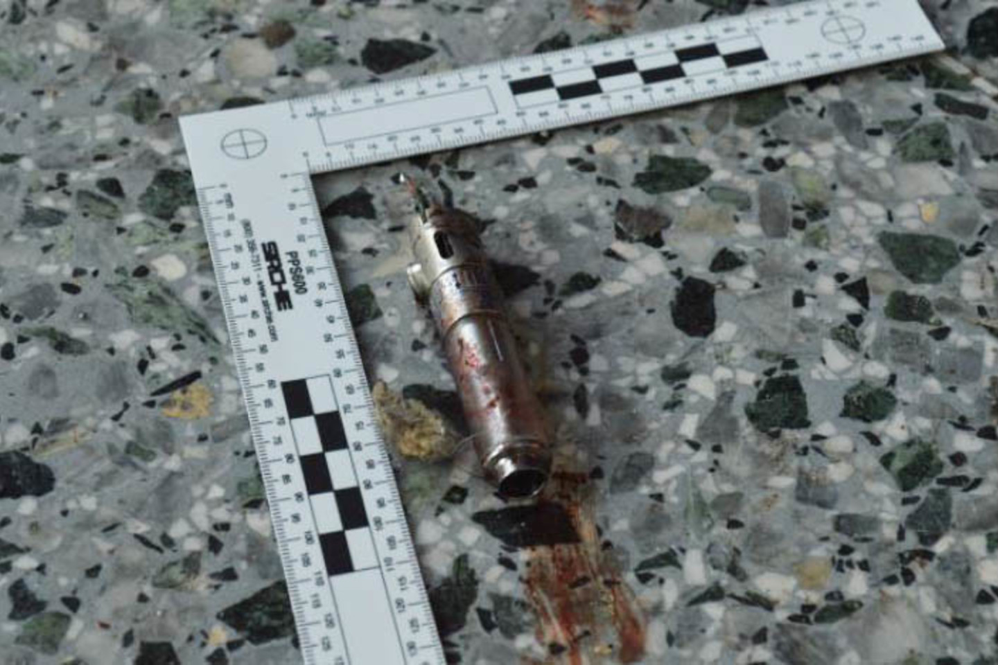 Įvykio vietoje nufotografuotų įvairių elementų pirminė analizė rodo, kad mirtininkas Salmanas Abedi detonavo „savadarbį sprogstamąjį užtaisą, pagamintą apgalvotai ir kruopščiai“.<br> AFP/Scanpix nuotr.