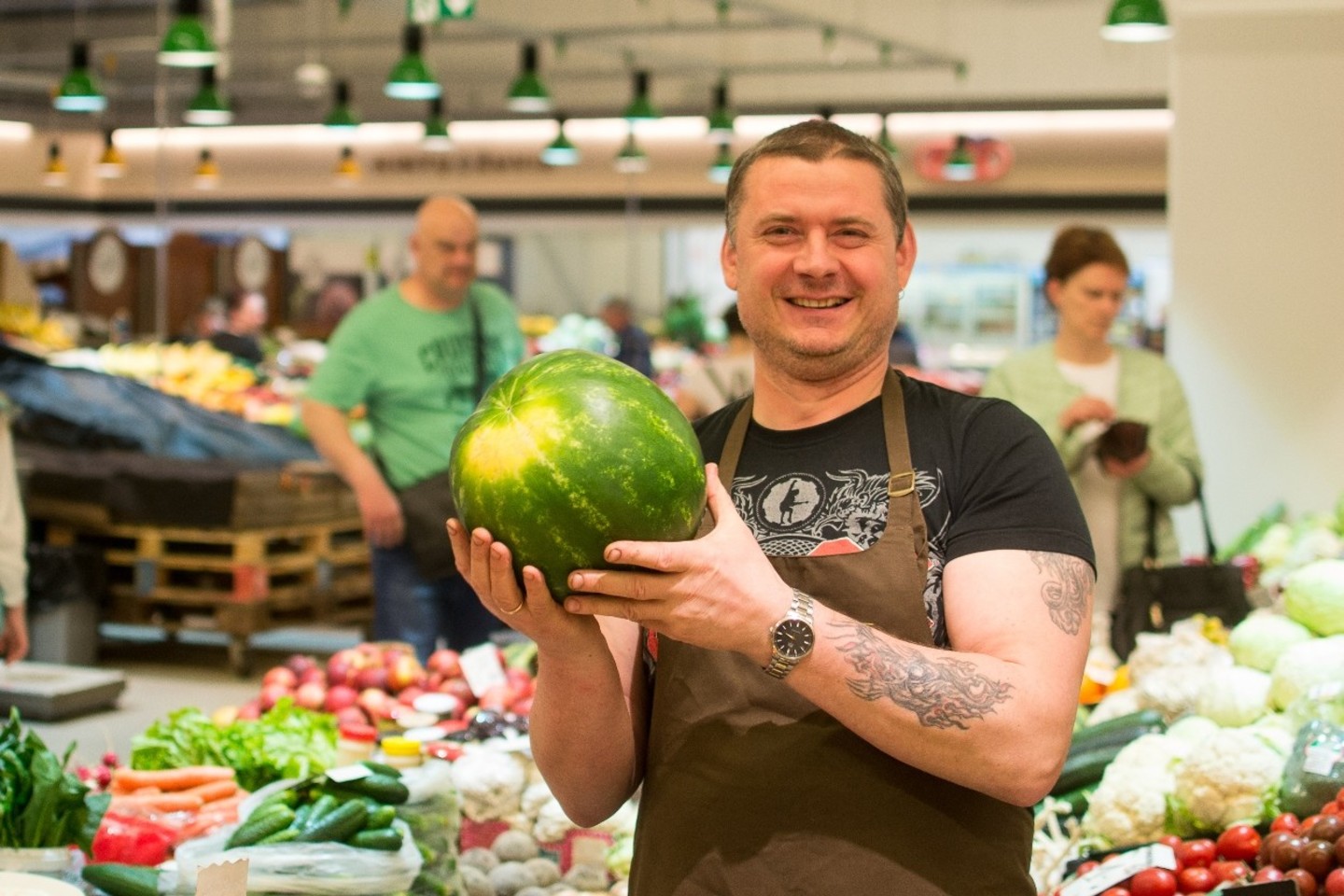 Kas pirkėjus traukia užsukti į turgų šiandien, kaip atrodo turgaus prekybininko diena, ko pirkėjai tikisi iš pardavėjų ir kas prekiautojus žavi šiame darbe?
