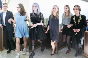 Per paskutinį skambutį Licėjaus abiturientės avėjo ir sportinius, ir kerzinius batus