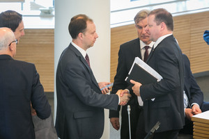 Seimas po svarstymo pritarė alkoholio ribojimams: be reklamos ir tik nuo 20 metų