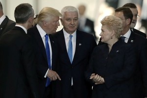 Užfiksavo keistą D. Trumpo poelgį – įvykio centre atsidūrė ir D. Grybauskaitė
