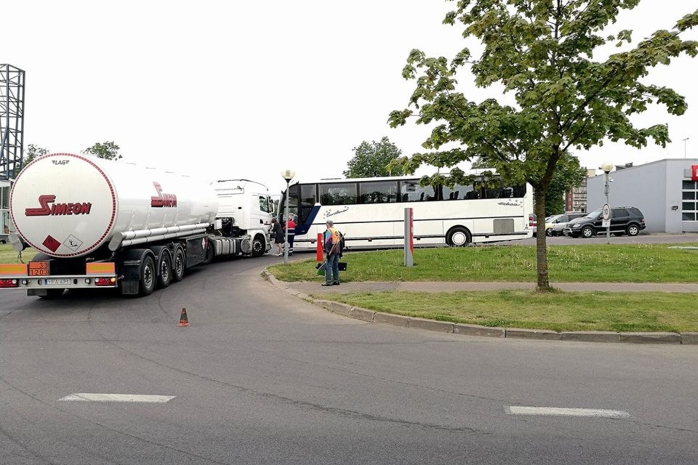 Vilniaus degalinėje nesugebėjo prasilenkti autobusas ir vilkikas, incidentą sprendė policija.