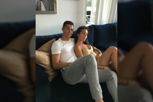 Cristiano Ronaldo užminė mįslę –  jo dešimtmečiu jaunesnė mylimoji laukiasi?