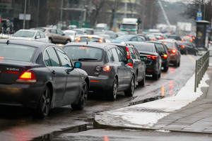 Sostinėje piko metu įvykus avarijai nusidriekė milžiniška automobilių spūstis