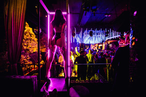 Vakarėlis naktiniame klube: karštos merginos ir vaikinų šypsenos