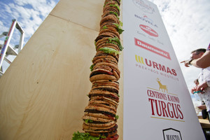 Kaune pastatyta rekordinė piramidė iš mėsainių