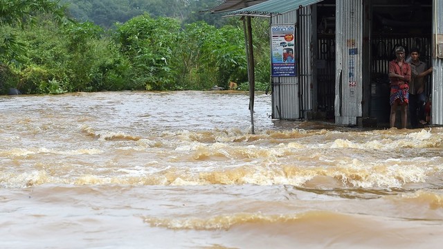 Šri Lankoje liūčių sukelti potvyniai nusinešė 100 gyvybių