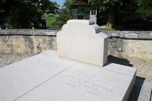 Prancūzų politikai piktinasi Charles de Gaulle'io kapą niokojusiais vandalais