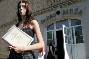 Pasigailėjo, kad mokėsi, – dabar iš Darbo biržos išeina drebėdama 