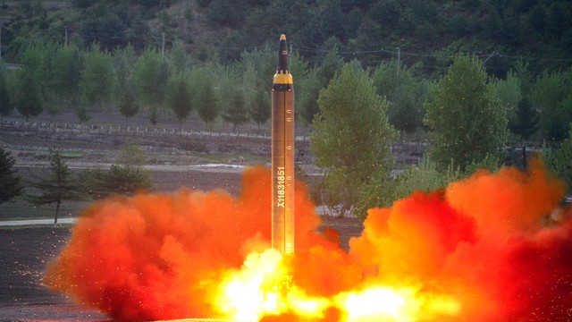Pasaulis sulaikęs kvapą: Šiaurės Korėja atliko dar vieną balistinės raketos bandymą