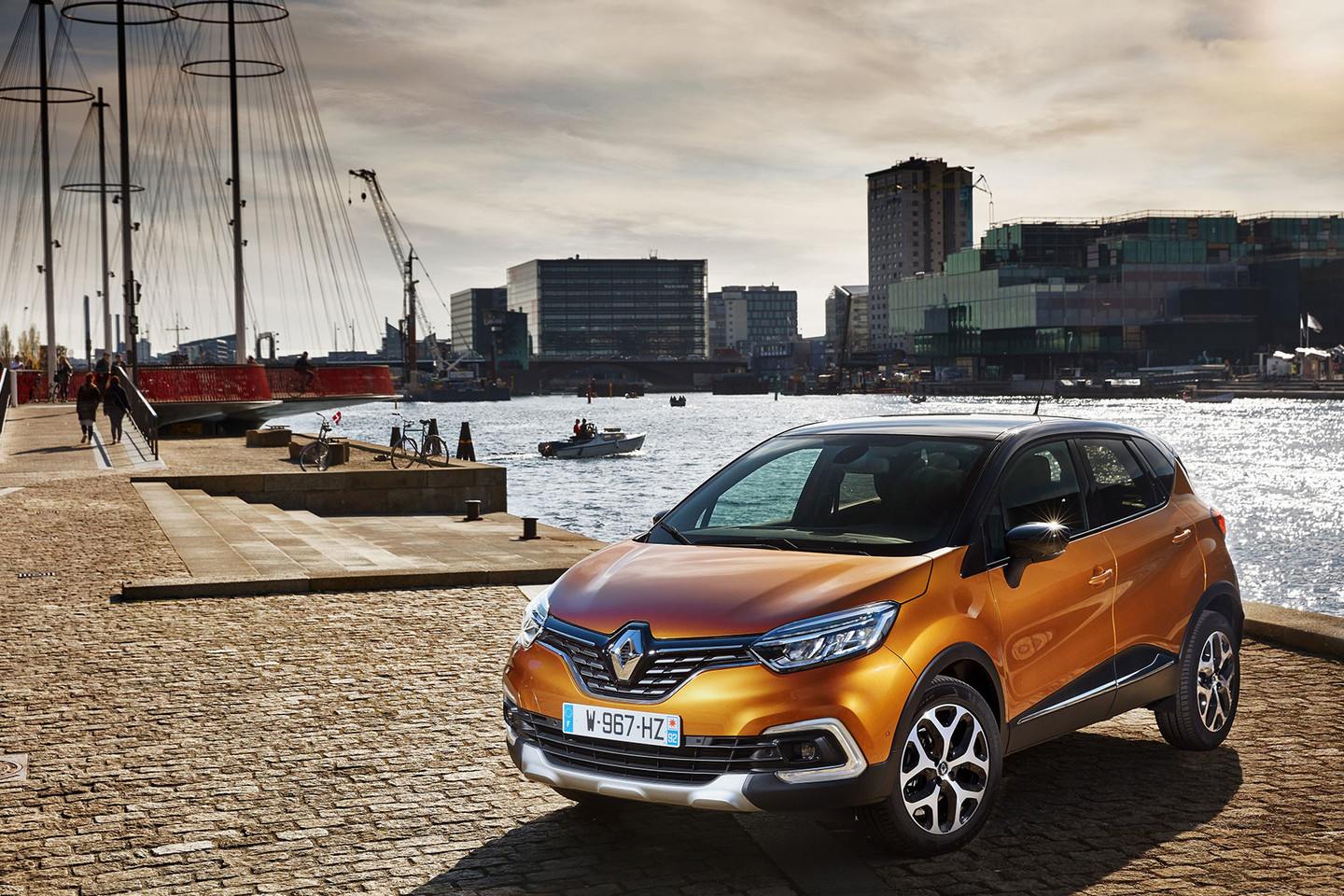 Atnaujintą „Renault Captur“ lietuviai jau gali apžiūrėti gamintojo atstovybių salonuose. <br>Gamintojo nuotr.