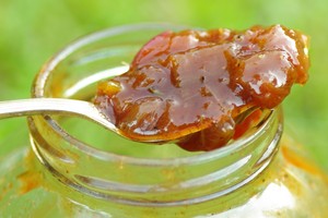 Saldžiarūgštis kepsnių padažas iš rabarbarų: iškart gaminkite daugiau 