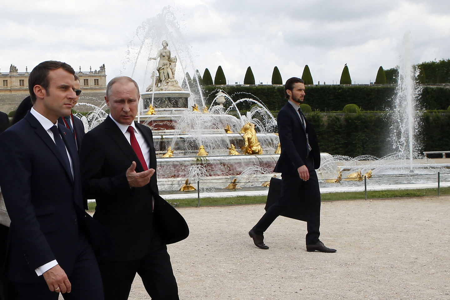 Emmanuelis Macronas su Vladimiru Putinu susitiko Versalio rūmuose. <br> „Reuters“/„Scanpix“ nuotr.